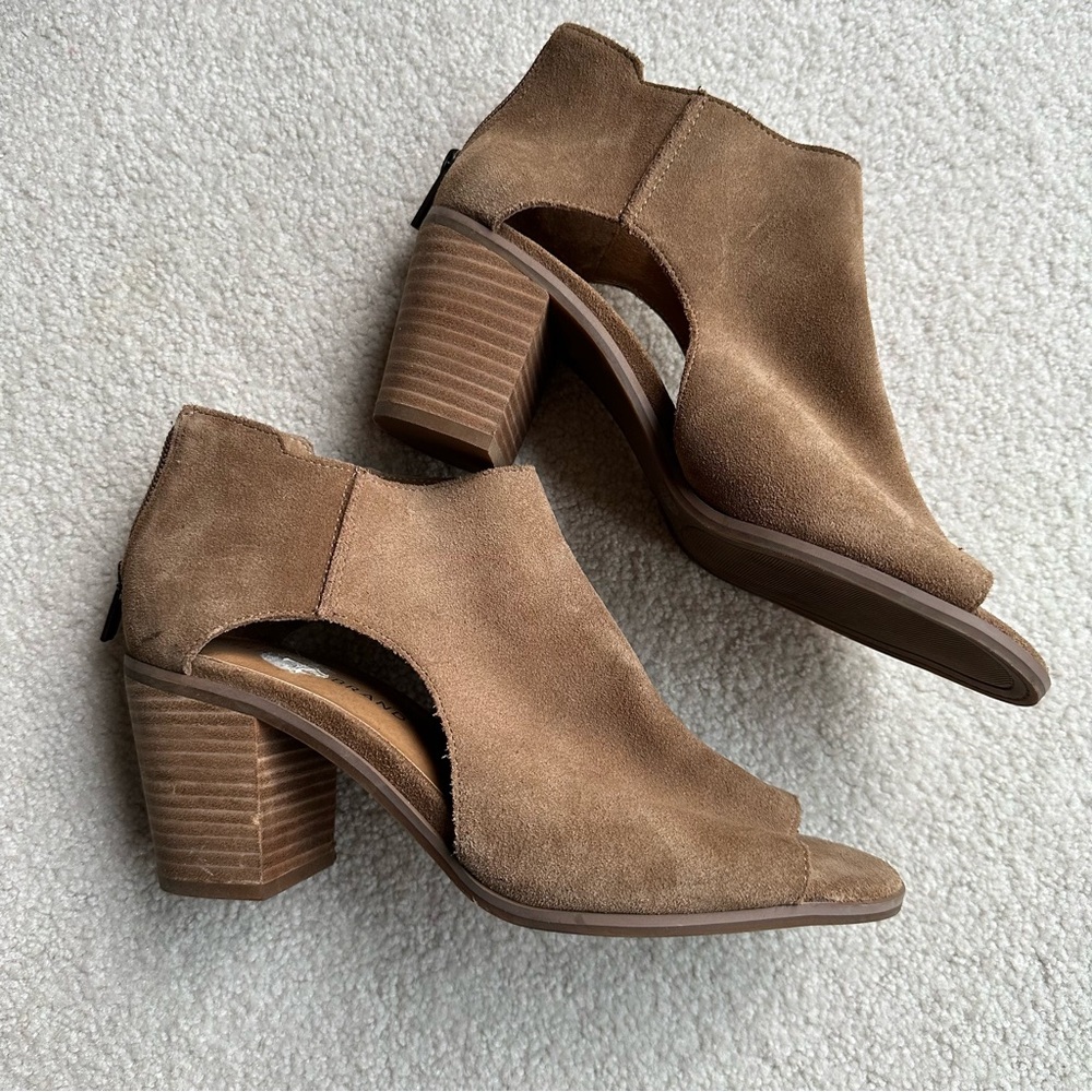 LUCKY BRAND Suede Leather Tan Camel Sz 8.5 Chunky Block Heel Peeptoe Booties